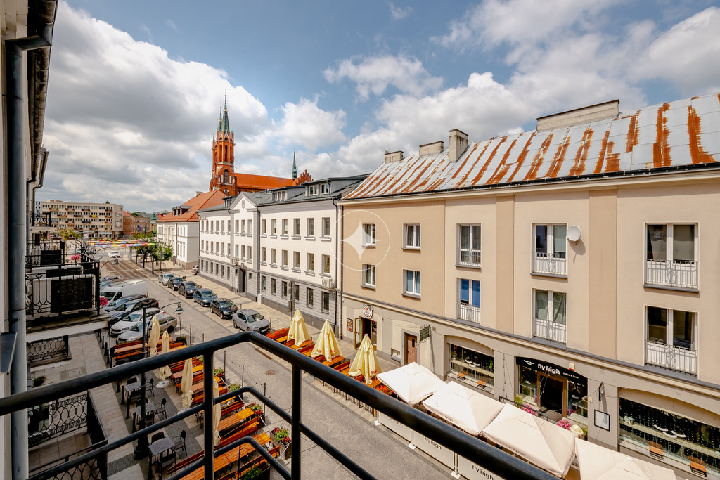 Lokal w zabytkowej kamienicy. 1 st. parkingowe.