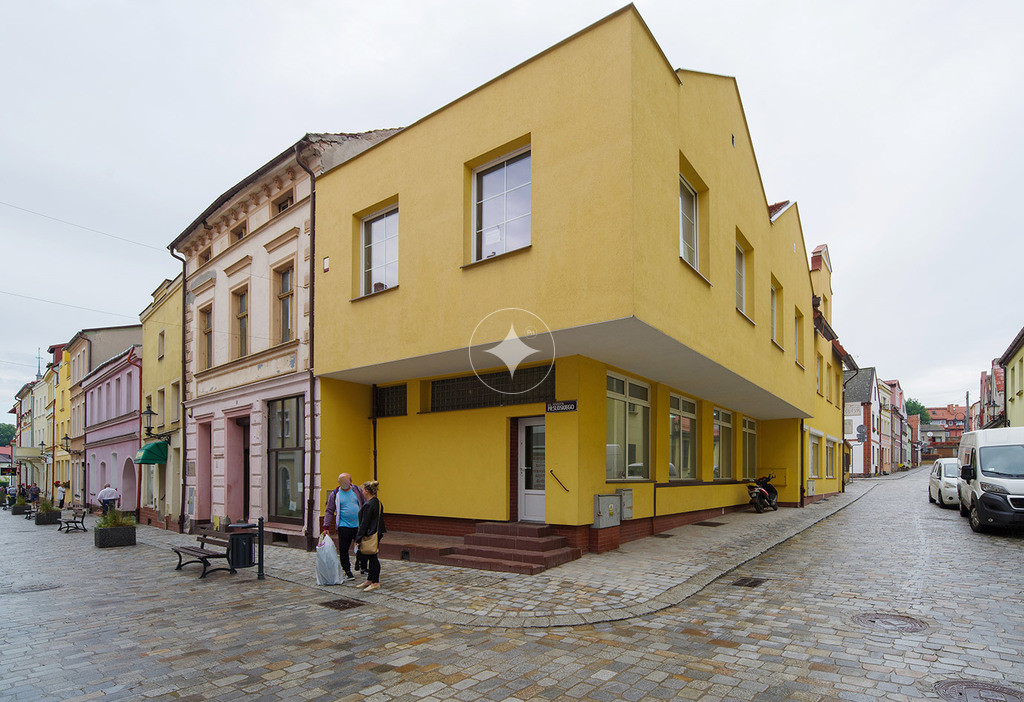 Budynek usługowy tuż przy rynku w Gniewie