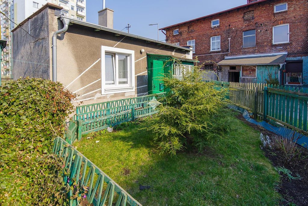Dom w mieście z ogrodem, garażem nad morzem