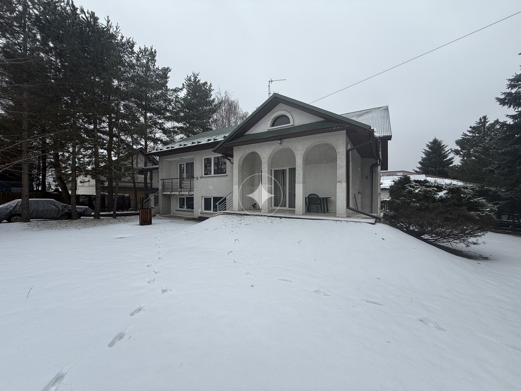 Na sprzedaż przestronny dom z lokalem 11 arów