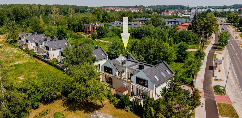 Nowoczesny bliźniak z garażem i ogrodem, rok 2022