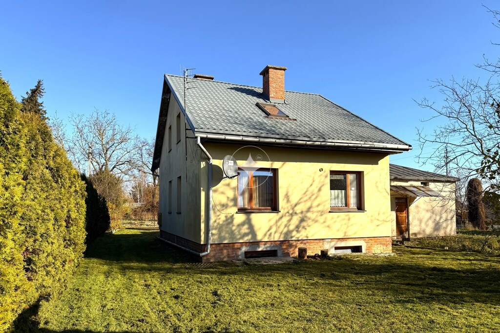 Dom przy spokojnej ulicy, nad rzeką.