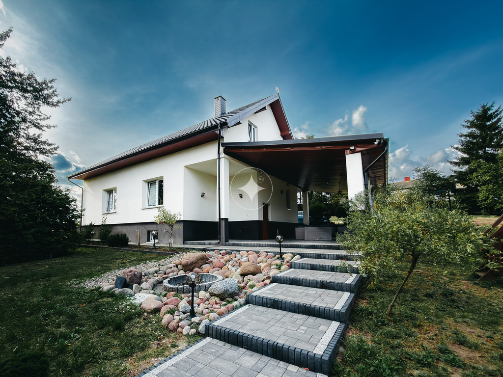 Nowoczesny dom o powierzchni 176 m²  z zadbaną działką | Hrubieszów