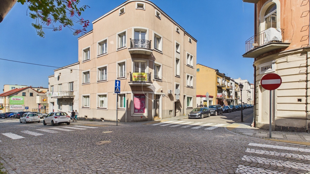 KAMIENICA W CENTRUM ŁOMŻY – 3 MIESZKANIA I 3 LOKALE USŁUGOWE