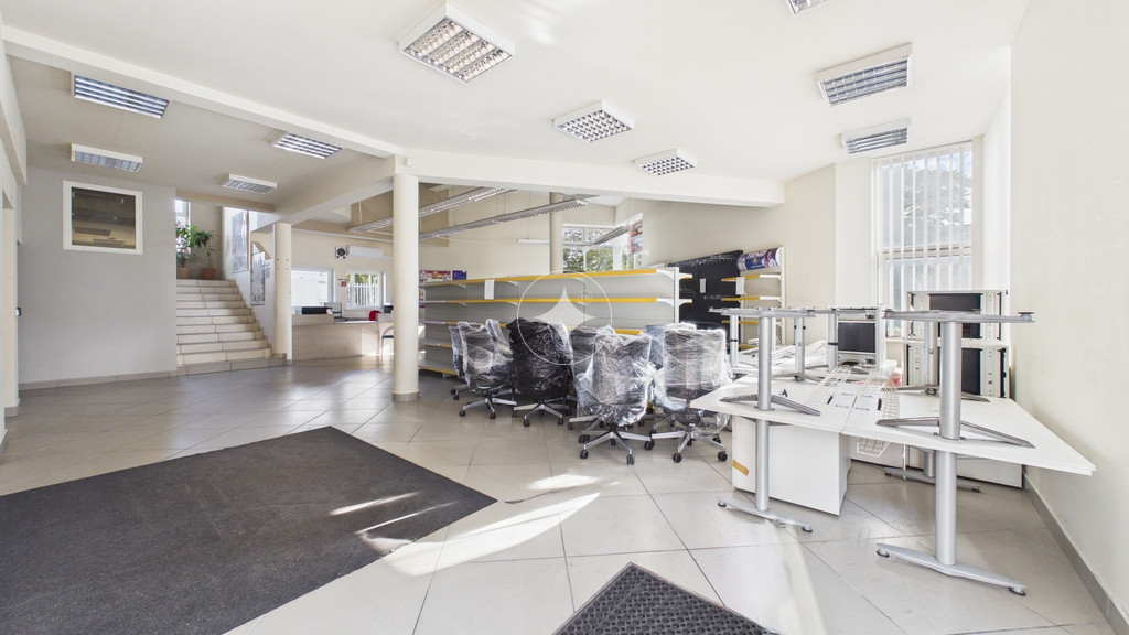 Lokal klimatyzowany handlowo-usługowy 122m2, PARTER, PARKING